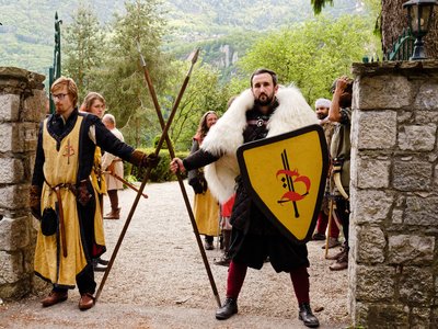 La garde de la Compagnie Briselame veille sur l'entrée du château