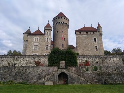 Le château de Montrottier accueillant la Compagnie Briselame, vu depuis les jardins