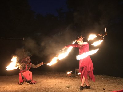 Rencontre de Celmis et de la créature enflammée du spectacle « le Roi de Feu »