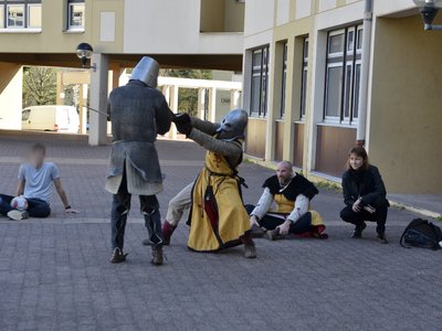 Combat à la touche de la Compagnie Briselame : esquive et coup à la gorge