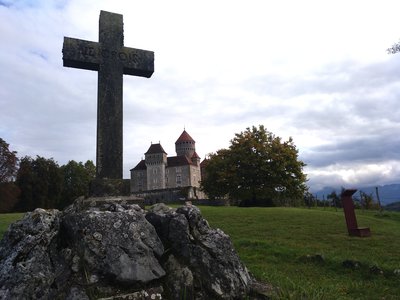 Tombe du dernier propriétaire du château de Montrottier accueillant la Compagnie Briselame