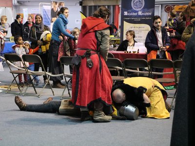 Un Tabard Jaune essaie de sauver son partenaire en pratiquant un bouche-à-bouche médiéval. Le heaume n'aide pas.