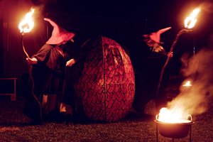 Les sorcières usent de leur magie de flamme pour tenter de faire éclore l'œuf de Dragon - Compagnie Briselame