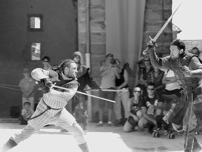 Coup d'estoc à l'épée bâtarde lors la médiévale de Saint Antoine l'Abbaye, près de Grenoble