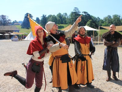 Chevaliers sans chevaux qui posent