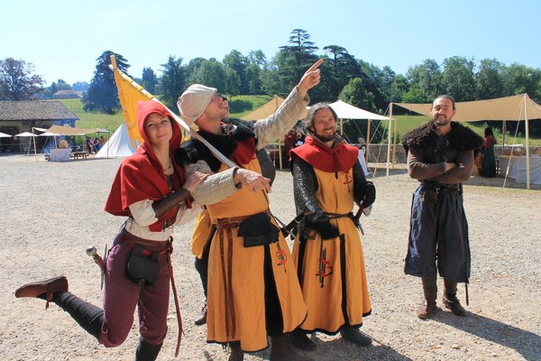 Chevaliers sans chevaux qui posent