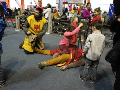 Des enfants ont terrassé un chevalier. Un manant déguisé en chevalier en profite pour délester le mort de ses bottes.