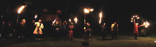 Salut enflammé après le spectacle de feu de la Compagnie Briselame
