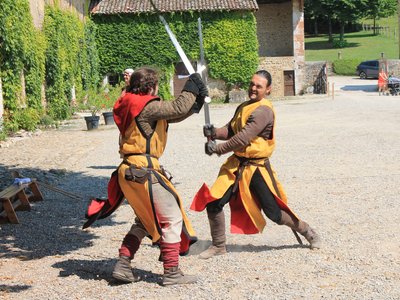 Combat à l'épée longue pour le plaisir du public, petits et grands !