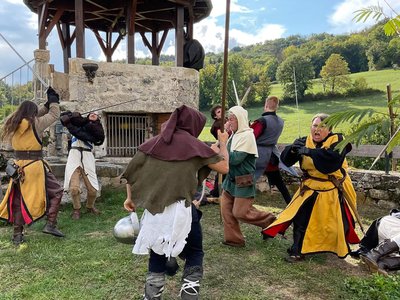 Compagnie Briselame, tournage d'une scène de combats à l'épée et lance une fois les remparts escaladés