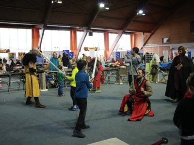 Séance d'initiation pour les enfants: munis de simulateurs en nylons, ils apprennent les rudiments du combat médiéval.