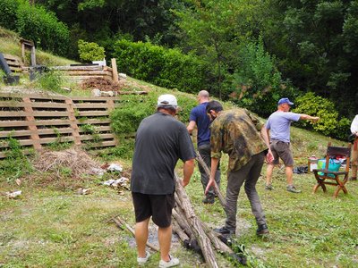 Préparation du terrain pour l'animation de la Compagnie Briselame à la Terrasse