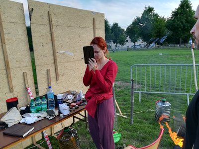 Séance maquillage en coulisses pour le spectacle « le Roi de Feu »