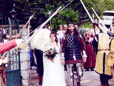 Le seigneur Gabriel et son épouse Marie entre au château de Feyssons sous les épées et les vivas de la Compagnie Briselame