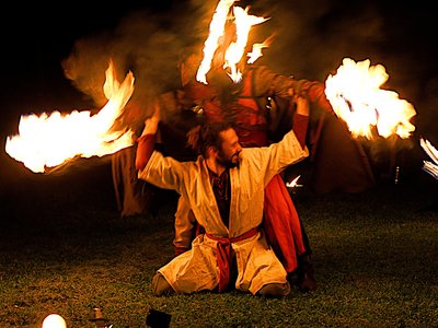 Le Dragon de feu vient protéger son ami humain - Compagnie Briselame