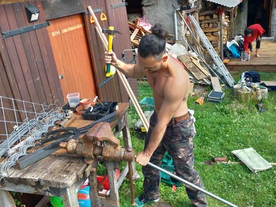 Fabrication d'un nouveau manche pour le trident enflammé de notre spectacle du Roi de Feu