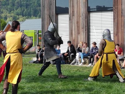 Démonstration de combat à la touche après l'atelier pédagogique sur l'équipement militaire médiéval