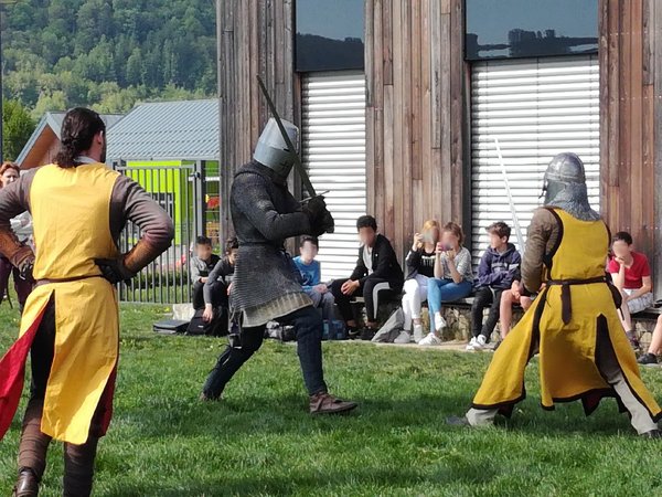 Démonstration de combat à la touche après l'atelier pédagogique sur l'équipement militaire médiéval