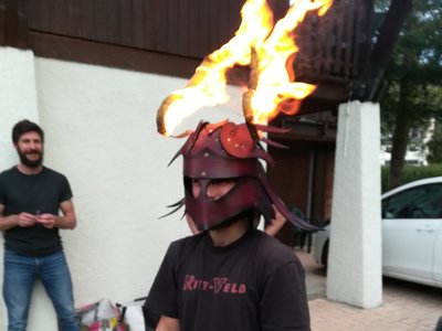Test du masque en cuir de la créature de feu pour le spectacle « Le Roi de Feu »
