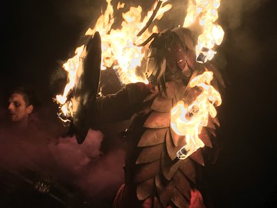 La créature enflammée du spectacle « le Roi de Feu »