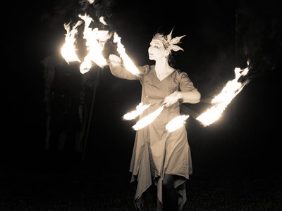 Danse enflammée de l'esprit de feu lors d'un spectacle de la Compagnie Briselame