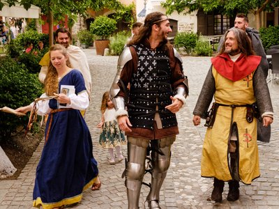 Le seigneur Gabriel escorté par le capitaine de la garde de la Compagnie Briselame et de son épouse, dame Elaine