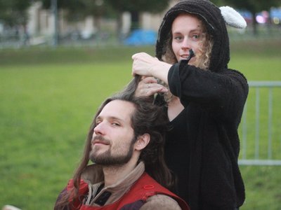 Tressage de cheveux avant le spectacle