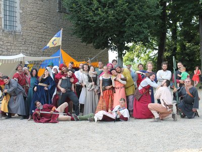 Photo de groupe avec les intervenants de la journée : Les lames du Dauphiné, Les Gens d'Abelhe et la Compagnie Briselame