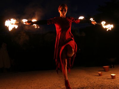 Compagnie Briselame - danse de la suivante aux éventails enflammés - spectacle « Le Roi de Feu »