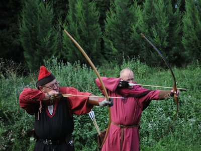 Compagnie Briselame - Séance de tir à l'arc en costume