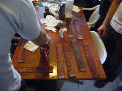 Atelier cuir - création d'une bourse - séchage des pièces principales