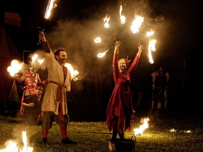 Compagnie Briselame - Salut des mariés lors du spectacle de feu « Le Mariage Draconique »