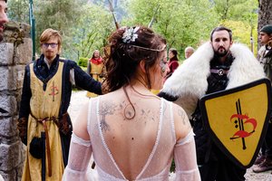 La garde de la Compagnie Briselame veille sur l'entrée du château