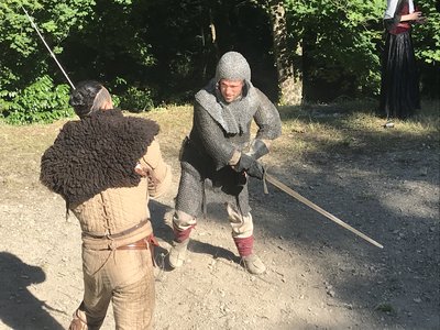 Sous la chaleur et le poids de la cote de mailles, un croisé revient et doit de nouveau livrer combat pour son honneur