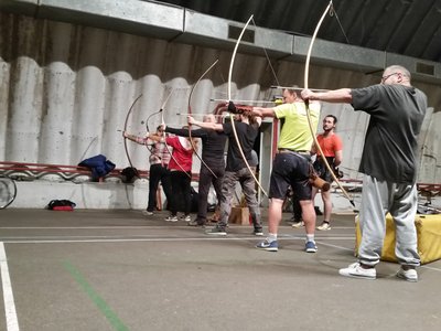 Compagnie Briselame - De fiers archers s'apprêtant à tirer à l'arc médiéval (longbow) au gymnase