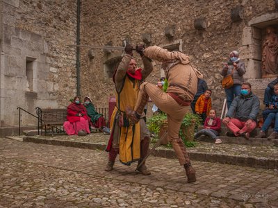 Démonstration de combat médiéval à l'épée batarde par la Compagnie Briselame au château de Montrottier