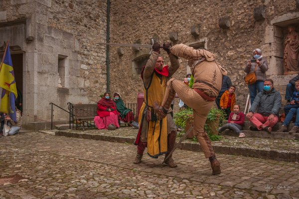 Combat médiéval à l'épée dans la cours du château de Montrottier