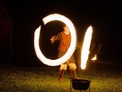 Bolas enflammées durant un des spectacles de feu de la Compagnie Briselame