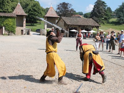 On s'adapte aux temps modernes si on perd notre épée : un bon coup de chaise pliante dans le dos, ça calme !