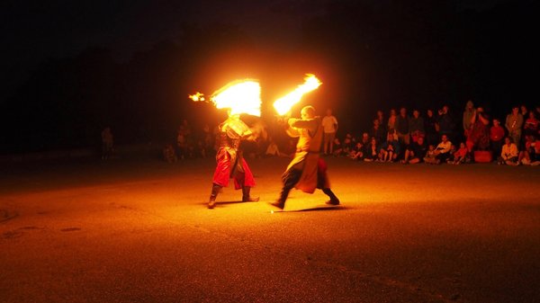 Photo d'un combat enflammé à l'épée
