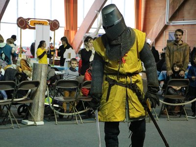 On devine sous le heaume de ce guerrier un regard méprisant pour le précédent combattant tombé dans l'arène