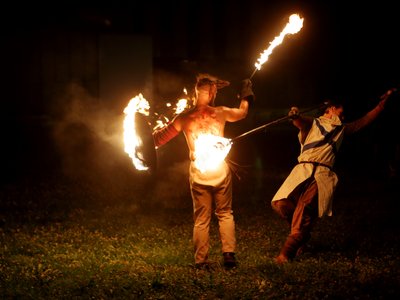 Compagnie Briselame - Combat de feu entre Haborym et le Heros - spectacle « Les distractions d'Haborym »