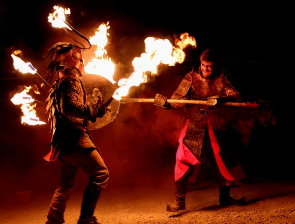Compagnie Briselame - Combat de la créature de feu contre le roi de feu - spectacle « Le Roi de Feu »