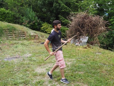 Préparation du terrain pour l'animation de la Compagnie Briselame à la Terrasse