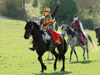 Un cavalier arbore un tabard du 13e siècle, celui de Bouvines