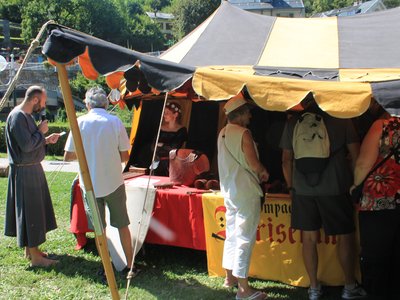 Compagnie Briselame - À l'ombre de la tente, nous renseignons le public sur la cuisine médiévale et l'équipement d'un combattant au moyen-age