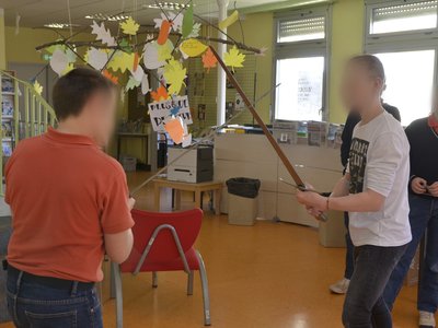 Des élèves manipulant une épée