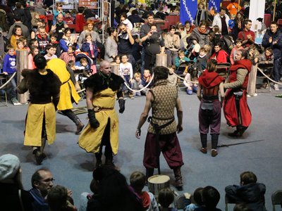 Les deux équipes se rassemblent sur le ring pour remercier la foule.