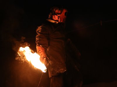 Compagnie Briselame - L'animal de compagnie se prépare à livrer combat dans le spectacle « Le Roi de Feu »