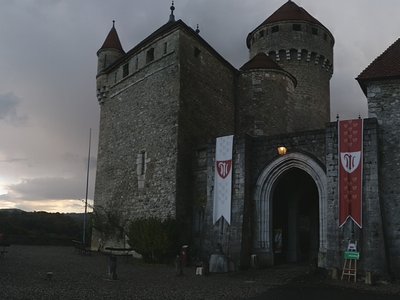 La nuit enveloppe le château de Montrottier qui accueille la compagnie Briselame